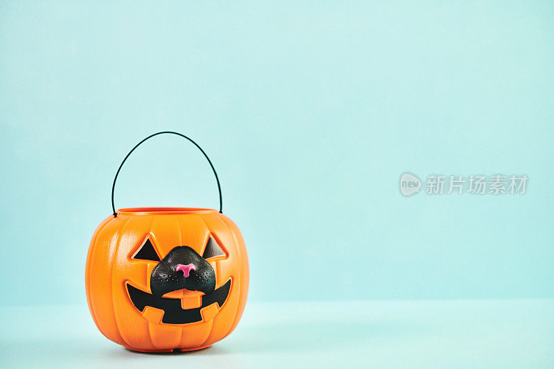 Jack O'Lantern万圣节水桶戴着猫鼻子面具伪装